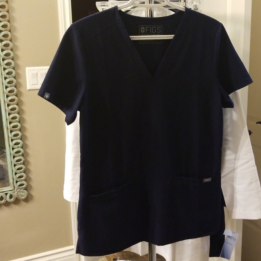 Figs scrub top